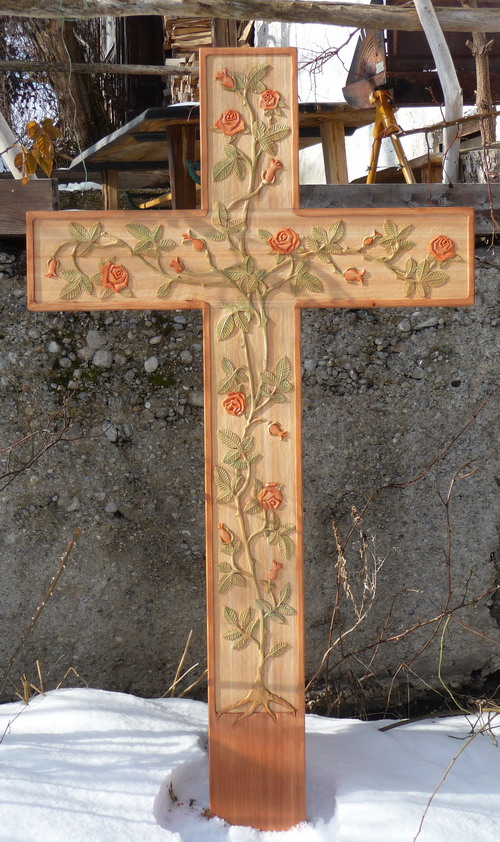 Holzgrabmal mit Rosen